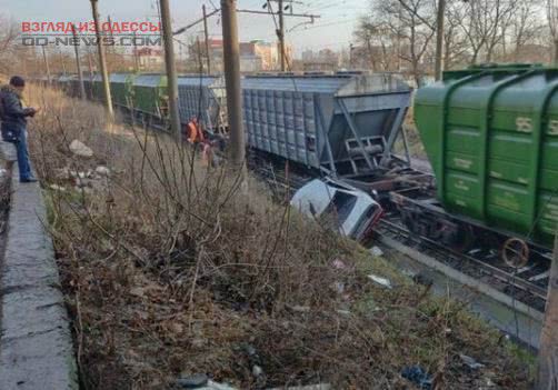 В Одессе водитель слетел с дороги и угодил на железнодорожные пути