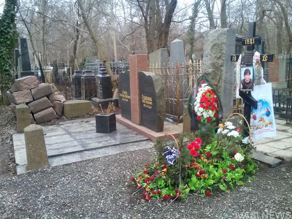 В Одессе надгробие на исторической могиле подвинули ради нового захоронения (фото)