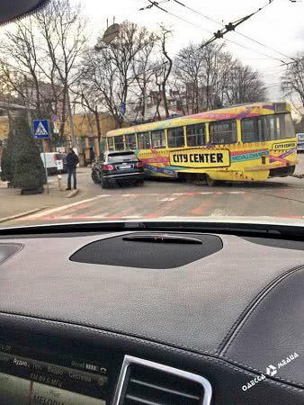 В Одессе Бентли за 300 тыс. долларов въехал в трамвай
