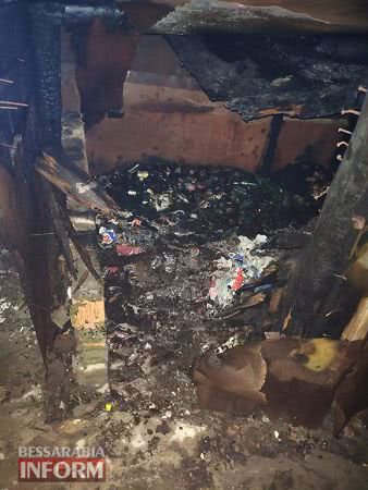В Белгород-Днестровском полыхал заброшенный гараж: зарево от пламени напугало горожан