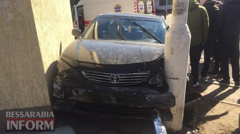 В Измаиле пьяный водитель "евробляхи" устроил масштабное ДТП. Один из автомобилей въехал в автобусную остановку