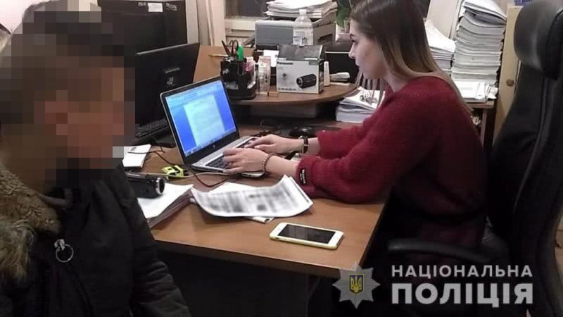 В Одессе парень с девушкой провели пенсионерку до дома и ограбили