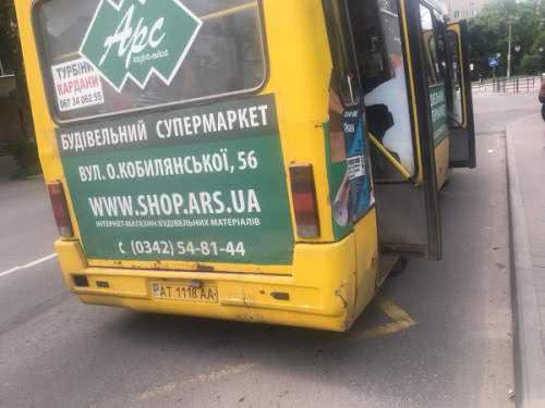 Украинцы ежедневно подвергаются опасности в маршрутках: то колесо отвалится, то дверь, то пол Украинцы ежедневно подвергаются опасности в маршрутках: то колесо отвалится, то дверь, то пол