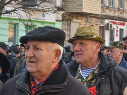 Фотофакт: в Одессе сотни ветеранов-афганцев прошествовали маршем с боевой техникой 