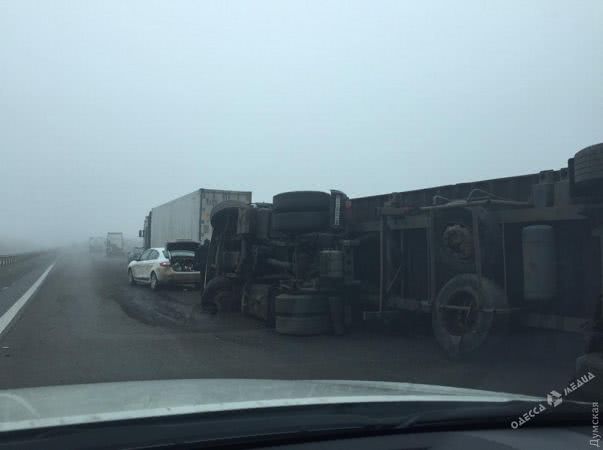 В Одесской области на трассе столкнулись 6 авто (фото)