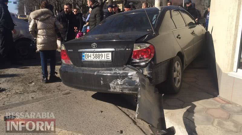 В Измаиле пьяный водитель "евробляхи" устроил масштабное ДТП. Один из автомобилей въехал в автобусную остановку