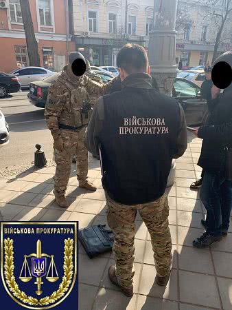В Одесской области капитан полиции требовал 500 долларов от местного жителя, который незаконно перевозил алкоголь. Фото