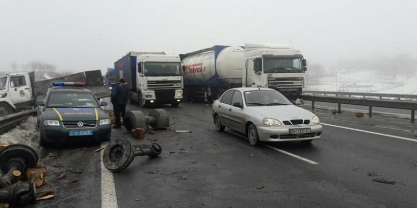 Пастка в тумані: на трасі Київ-Одеса величезна яма спровокувала відразу шість ДТП — фото