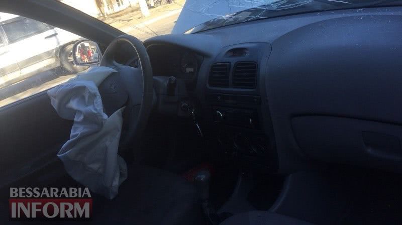 В Измаиле пьяный водитель "евробляхи" устроил масштабное ДТП. Один из автомобилей въехал в автобусную остановку