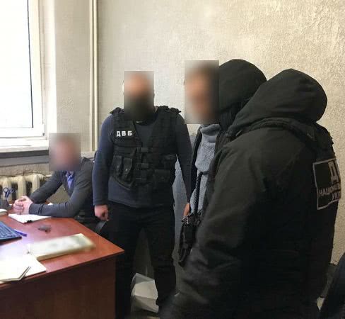 Хотел вернуть автомобиль: в Одесской области мужчина предложил взятку полицейскому