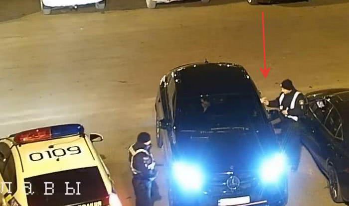 Одесский полицейский взял что-то из рук водителя Мерседеса. В полиции утверждают, что это визитка (видео)