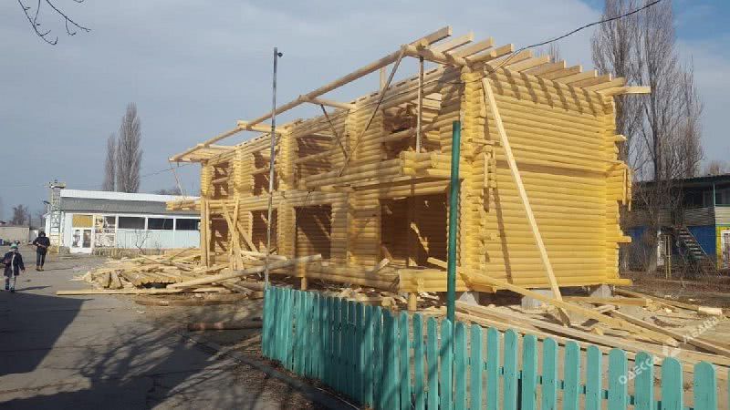 В Затоке предприниматель захватил участок и открыл огонь по коммунальщикам (фото, видео)