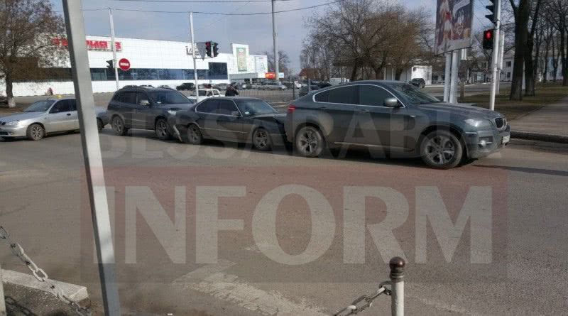 В Измаиле пешеход-нарушитель спровоцировал столкновение двух BMW и Hyundai