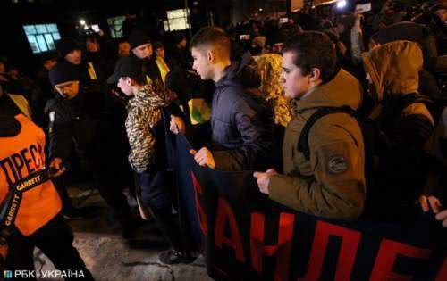 В Киеве под зданием МВД проходит акция националистов «Бандера, вставай!» В Киеве под зданием МВД проходит акция националистов «Бандера, вставай!»