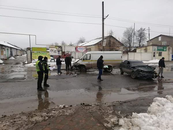 В Одесской области у входа в храм произошло ДТП с участием автомобиля почты (фото)