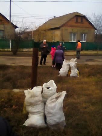 В Килии активисты по выброшенным вместе с горой мусора платежкам разоблачили людей, устроивших стихийную свалку