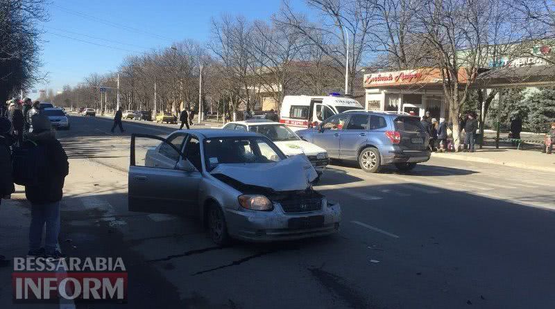 В Измаиле пьяный водитель "евробляхи" устроил масштабное ДТП. Один из автомобилей въехал в автобусную остановку