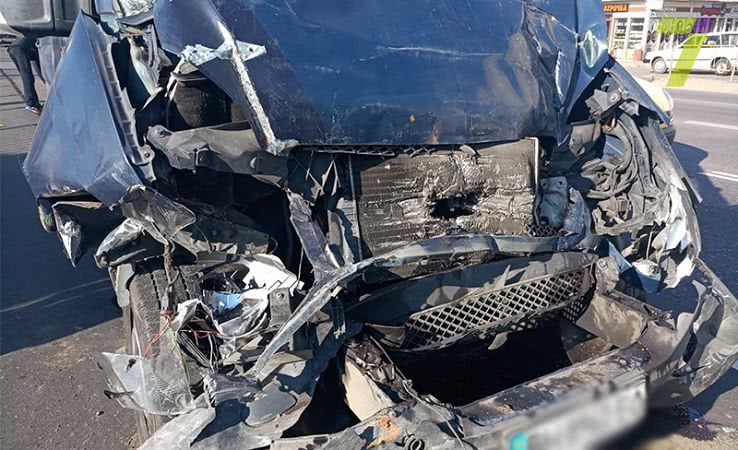 В Одессе микроавтобус на большой скорости врезался в легковушку (фото)