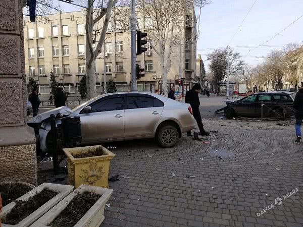 Возле школы в центре Одессы столкнулись две иномарки. Фото