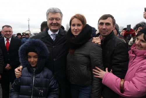 Фотофакт: в Измаил поддержать Порошенко прибыла массовка на трёх автобусах Фотофакт: в Измаил поддержать Порошенко прибыла массовка на трёх автобусах