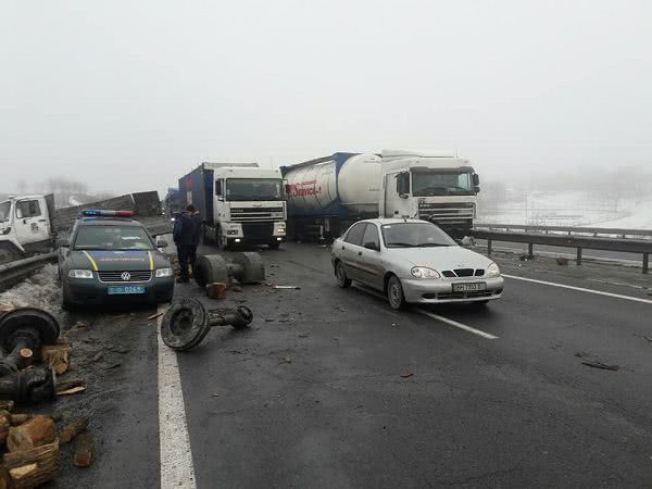 На Одеській трасі через туман та ями сталася масштабна ДТП з вантажівками