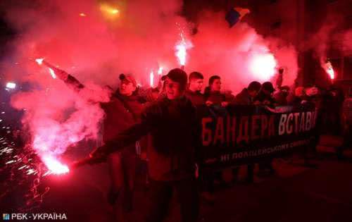 В Киеве под зданием МВД проходит акция националистов «Бандера, вставай!» В Киеве под зданием МВД проходит акция националистов «Бандера, вставай!»