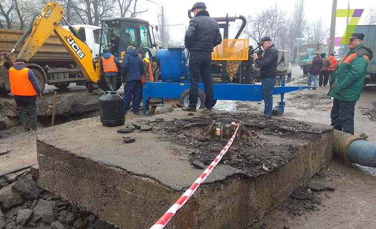 Авария на трубопроводе в Одессе: место прорыва до сих пор не могут найти (фото)