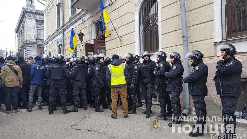 Очередное обострение в Одесском национальном медицинском университете — активисты пошли на штурм (видео)