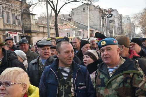 Фотофакт: в Одессе сотни ветеранов-афганцев прошествовали маршем с боевой техникой 