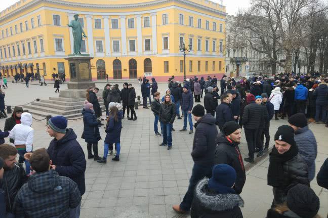 Пранк по-одесски: сотни людей пришли поддержать выдуманного кандидата в президенты