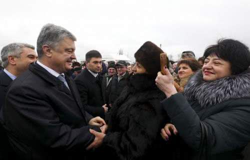 Фотофакт: в Измаил поддержать Порошенко прибыла массовка на трёх автобусах Фотофакт: в Измаил поддержать Порошенко прибыла массовка на трёх автобусах