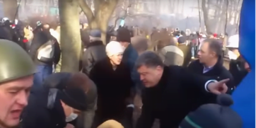 Для поднятия рейтинга Порошенко вспомнил как выносил раненых с Мариинского парка