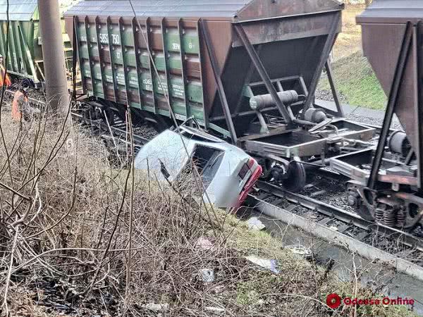 Пьяный одессит врезался в поезд на своем авто