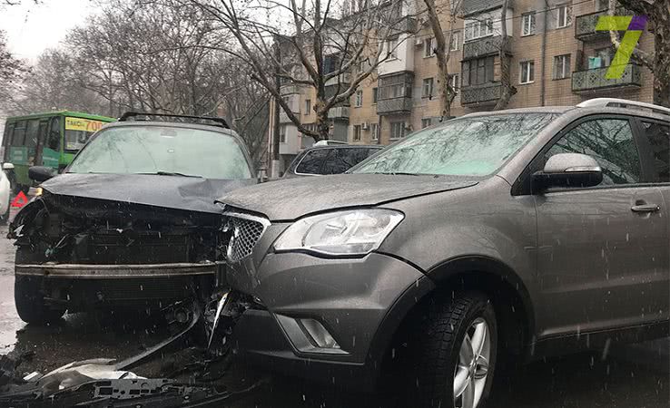 Две иномарки не поделили дорогу в Одессе (фото)
