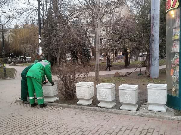 Установка цветочных вазонов на Привокзальной площади в Одессе