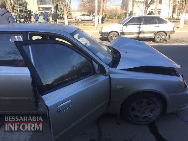 В Измаиле пьяный водитель "евробляхи" устроил масштабное ДТП. Один из автомобилей въехал в автобусную остановку