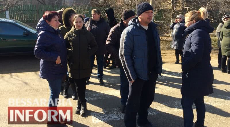 Возле школы, где вчера сбили ребенка, прошла акция протеста: люди требуют установить на трассе «лежачие полицейские»