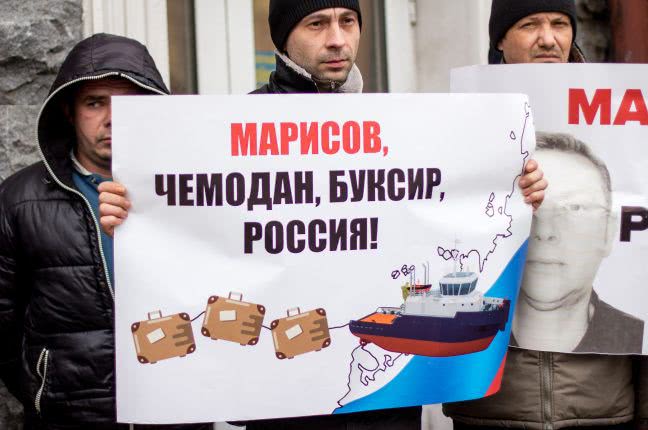 Сотрудники Одесского порта и активисты митингуют против махинаций с буксирами