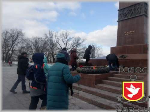 Фотофакт: 23 февраля одесситы возложили цветы к памятнику Неизвестному матросу Фотофакт: 23 февраля одесситы возложили цветы к памятнику Неизвестному матросу