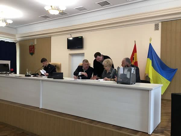 В Аккермане проходит сессия, на которой мэра города Аллу Гинак могут отправить в отставку