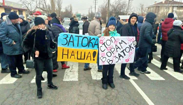 В Затоке перекрыли трассу, требуя остановить застройку пляжей