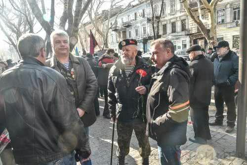 Фотофакт: в Одессе сотни ветеранов-афганцев прошествовали маршем с боевой техникой 