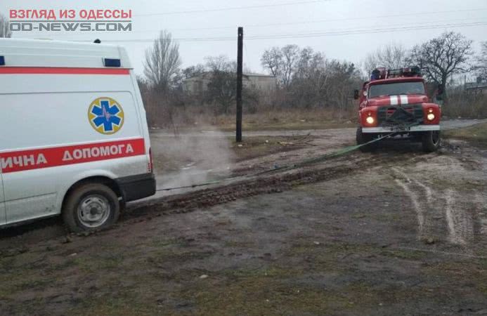 В Одесской области пришлось вытаскивать «скорую» с роженицей
