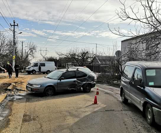 Тройное ДТП в Одессе: «Mazda» столкнулась с «Газелью», которую откинуло на автомобиль «Toyota». Фото