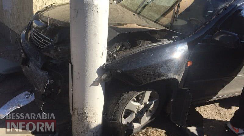 В Измаиле пьяный водитель "евробляхи" устроил масштабное ДТП. Один из автомобилей въехал в автобусную остановку