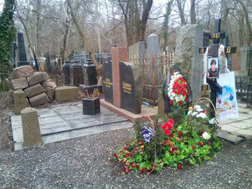 На одесском кладбище могилу царского генерала снесли ради нового захоронения На одесском кладбище могилу царского генерала снесли ради нового захоронения