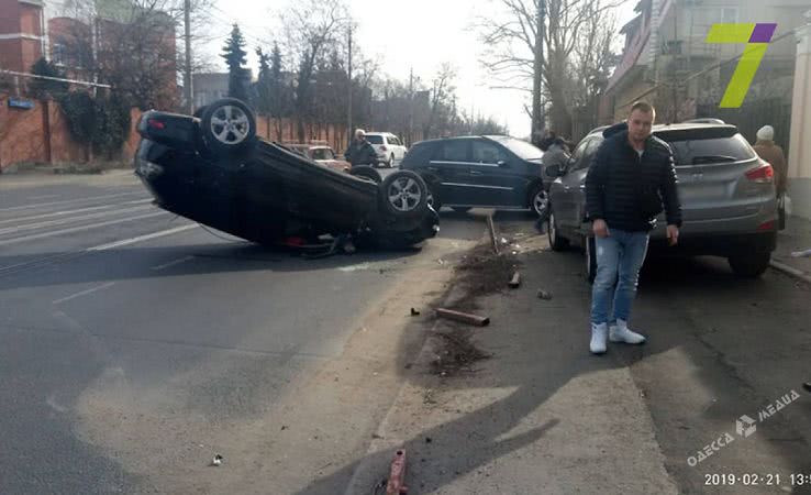 На 11-й станции Большого Фонтана перевернулась иномарка: есть пострадавшие (фото)