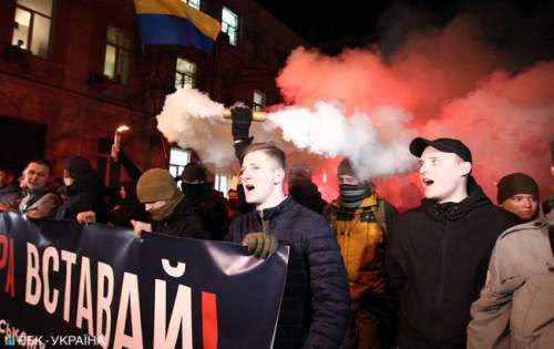В Киеве под зданием МВД проходит акция националистов «Бандера, вставай!» В Киеве под зданием МВД проходит акция националистов «Бандера, вставай!»