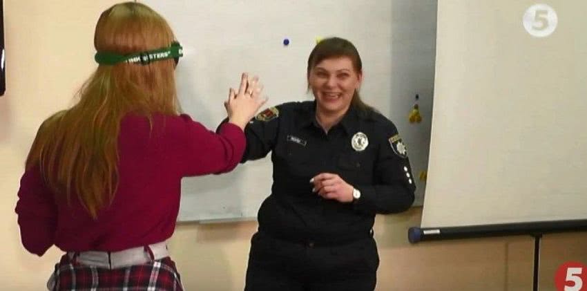 Побути «в шкурі» п’яного водія: в Одесі студенти приміряли окуляри, які імітують стан алкогольного сп’яніння (Відео)
