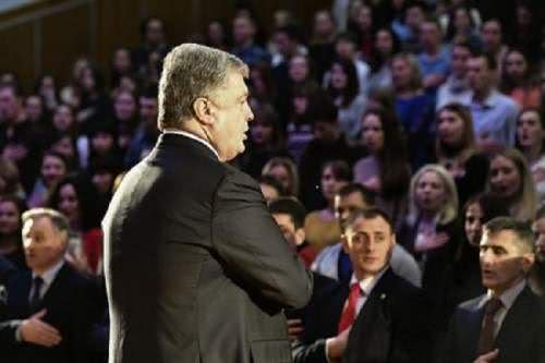 Порошенко опустился до рассказывания анектодов и танцев, поднимая рейтинг